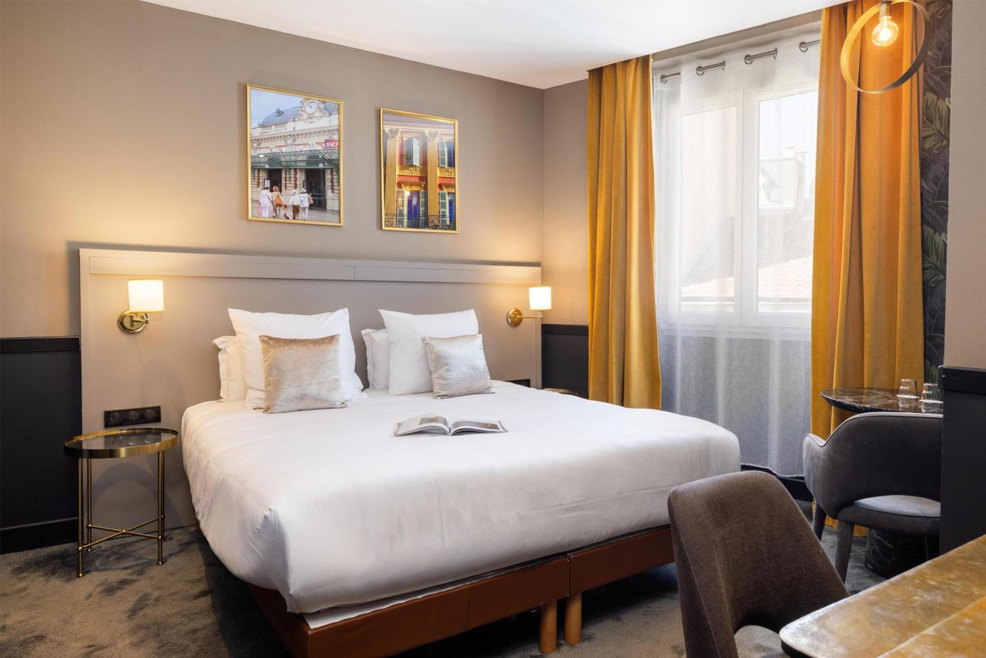 Deluxe Queen Room